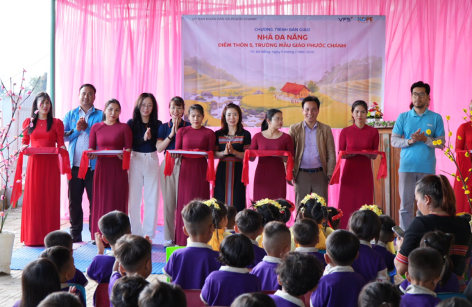 Đoàn tài trợ và đại diện UBND xã, nhà trường cắt băng khánh thành công trình mới. Ảnh: Vy An