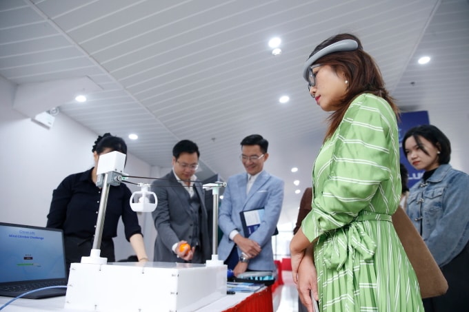 Mô hình được Brain-Life dùng để mô phỏng sức mạnh của não, trong đó người dùng đeo vòng và điều khiển thiết bị từ xa. Ảnh: Nhật Linh