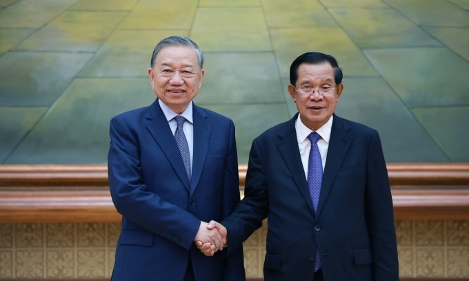 Chủ tịch Đảng Nhân dân Campuchia Hun Sen đón Tổng Bí thư Tô Lâm dự Quốc yến chào mừng. Ảnh: TTXVN