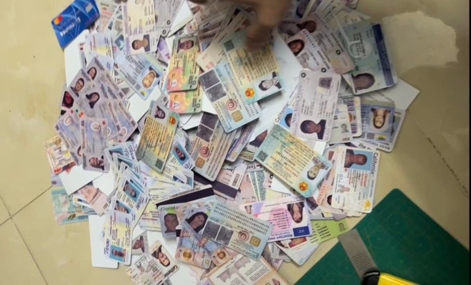 Số giấy tờ cá nhân bị làm giả. Ảnh: Công an cung cấp