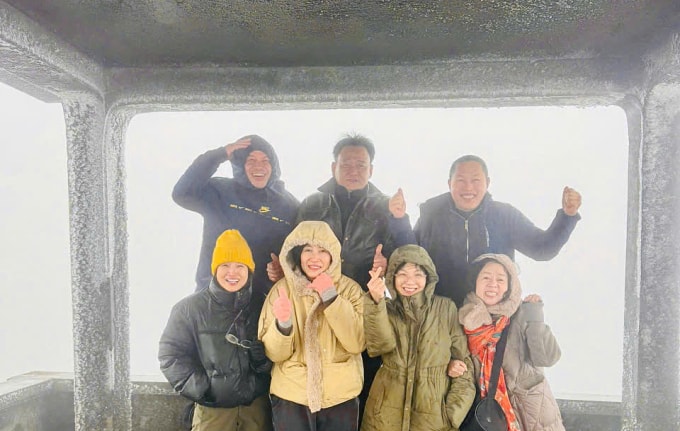 Du khách chụp ảnh với băng giá ở Mẫu Sơn cuối tháng 1/2026. Ảnh: Trịnh Quốc