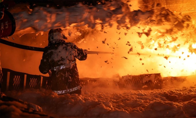 Lính cứu hỏa Ukraine dập ngọn lửa trong ảnh công bố ngày 2/6. Ảnh: DSNS