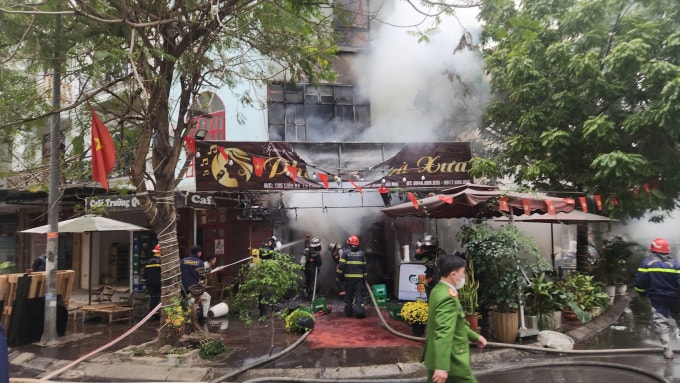 Cảnh sát phòng cháy dập tắt đám cháy kịp thời. Ảnh: Tiến Thành