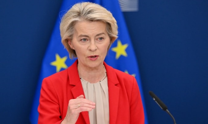 Chủ tịch Ủy ban châu Âu Ursula von der Leyen chủ trì một cuộc họp báo tại Brussels hồi tháng 6/2025. Ảnh: AFP