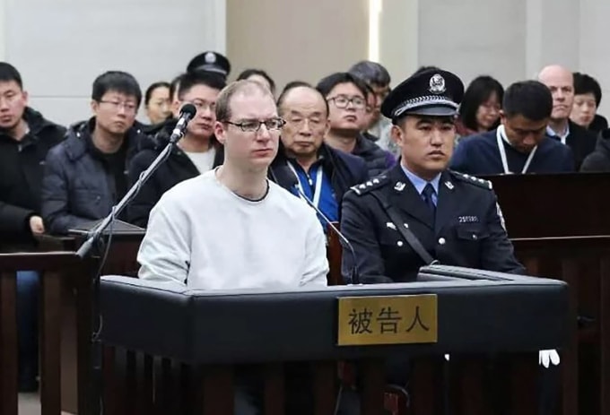 Robert Lloyd Schellenberg (áo trắng) tại phiên tòa ở thành phố Đại Liên, tỉnh Liêu Ninh năm 2019. Ảnh: AFP