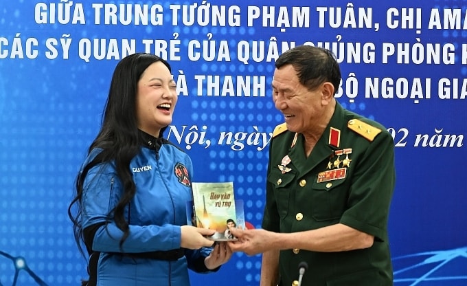 Trung tướng Phạm Tuân và nữ phi hành gia Amanda Nguyễn tại buổi giao lưu ngày 7/2. Ảnh: Bộ Ngoại giao