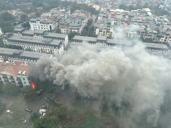 Đám chaystaoj thành cột khói cao hàng chục mét. Ảnh: Xuân Hoa
