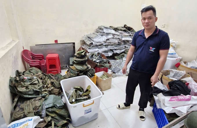 Nguyễn Thanh Hiếu và tang vật. Ảnh: Công an TP HCM