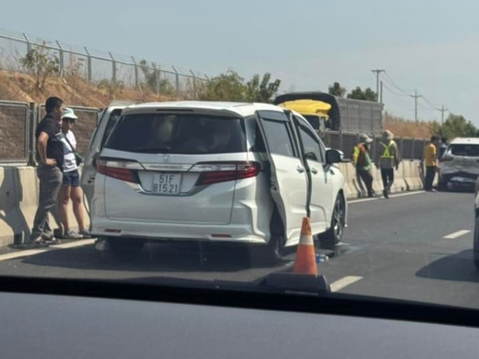 Hai ô tô đang nằm trên đường. Ảnh: Phú Thể