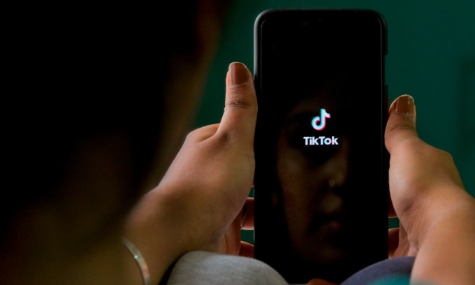 Logo TikTok trên màn hình điện thoại. Ảnh: Reuters