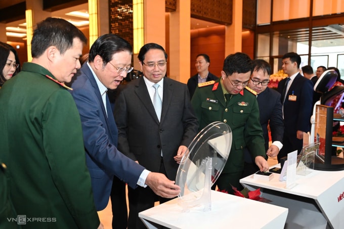 Thủ tướng Phạm Minh Chính thăm các gian hàng tại triển lãm thành tựu nổi bật của kinh tế, văn hóa Việt Nam. Ảnh: Giang Huy