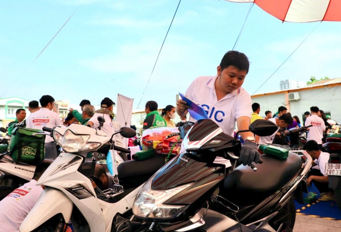 Ngoài thay nhớt, thợ còn kiểm tra tổng thể cho xe. Ảnh: Lê Tuyết