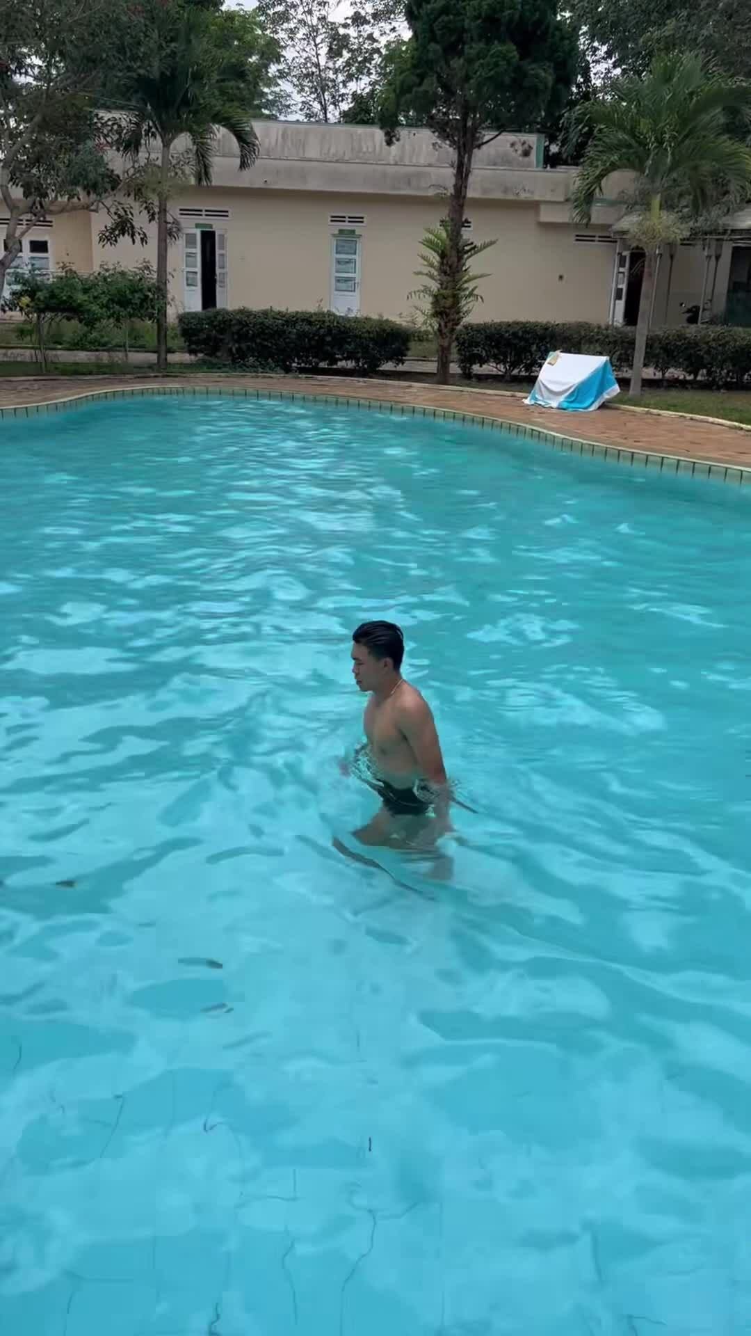 Cầu thủ Phạm Lý Đức tập gym, bơi