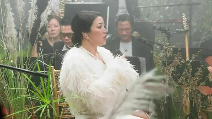 Phạm Thu Hà hát 'Ru tình'