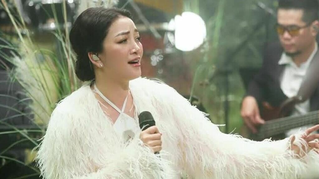 Phạm Thu Hà hát 'Tiến thoái lưỡng nan'