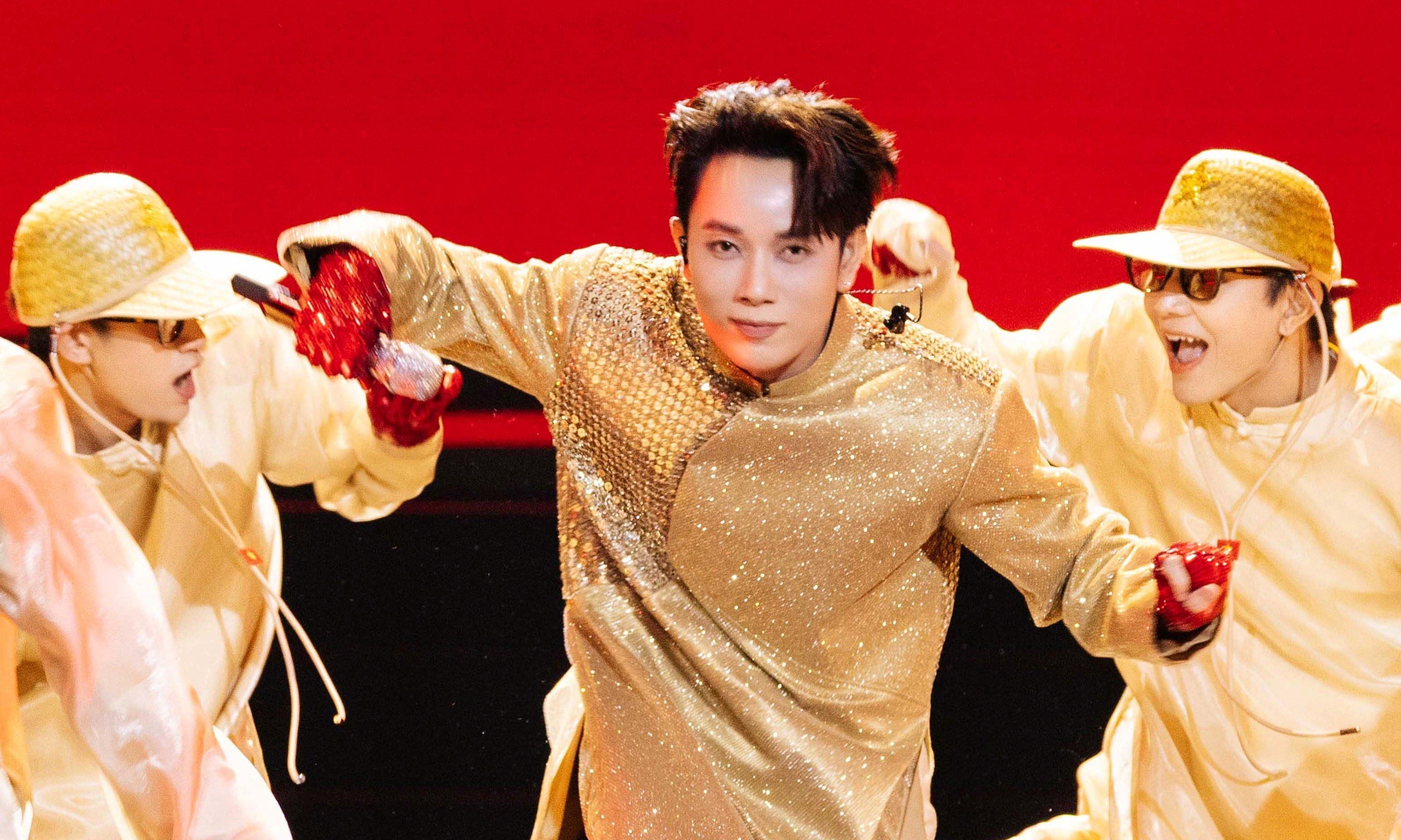 Trúc Nhân hướng dẫn đồng nghiệp, khán giả nhảy vũ điệu trong MV 