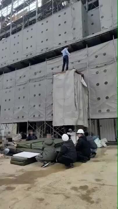 Diễn viên đóng thế gặp nạn vì cảnh rơi trên không