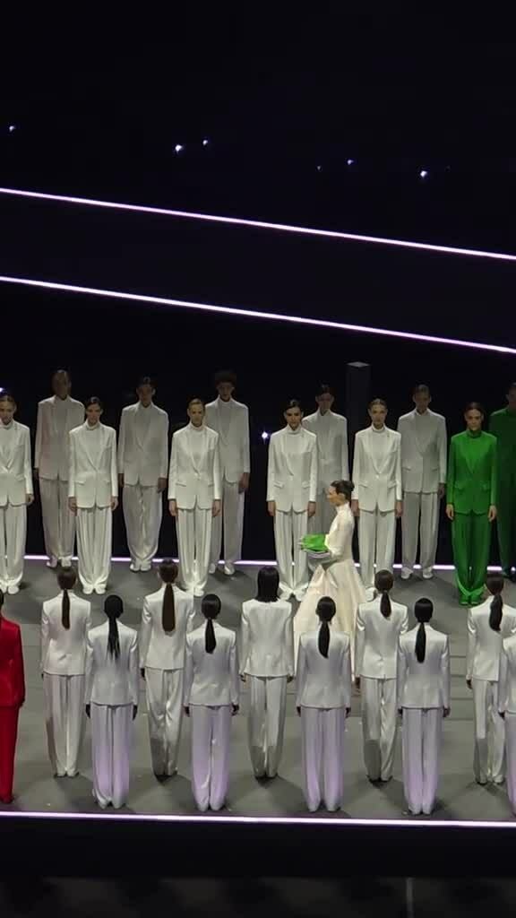 Siêu mẫu Vittoria Ceretti trao cờ Italy tại Olympic 2026