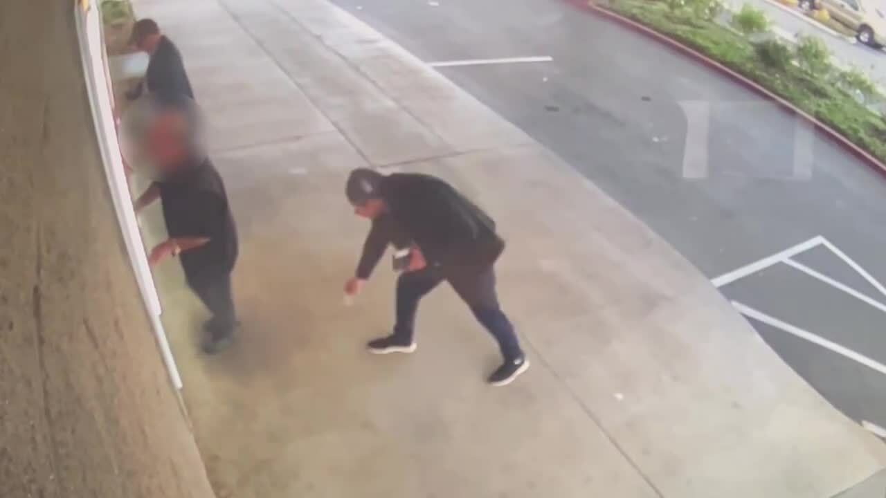 Chiêu phối hợp đánh lạc hướng của kẻ trộm ở cây ATM