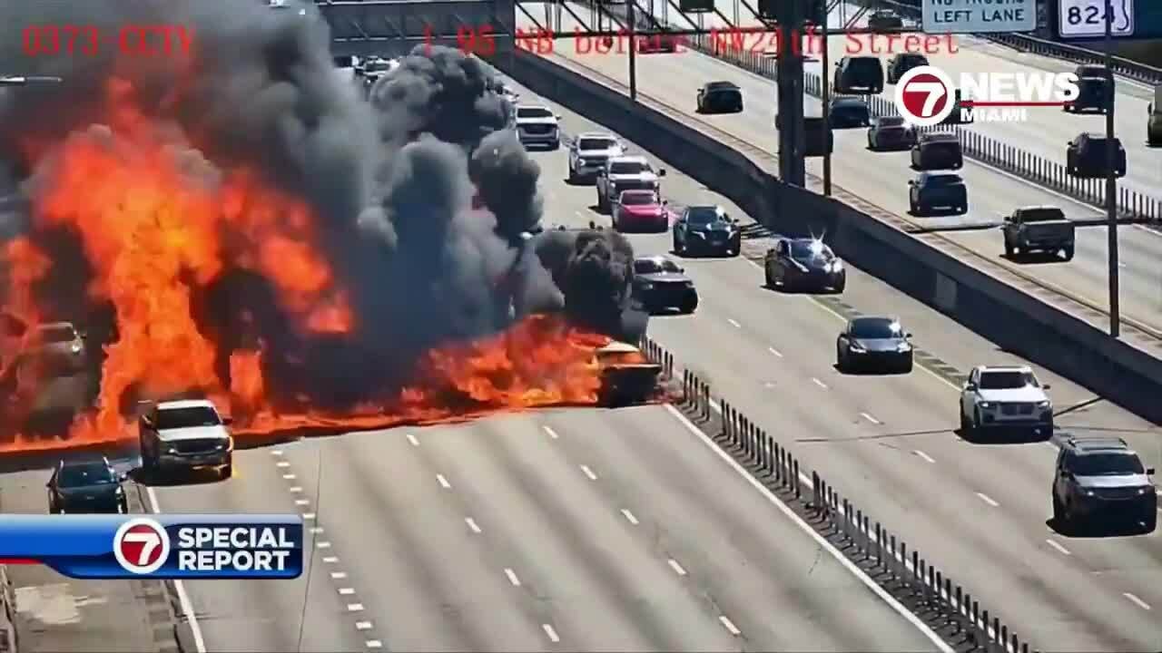 Ôtô cháy trên cao tốc, phụt lửa sang 5 làn đường