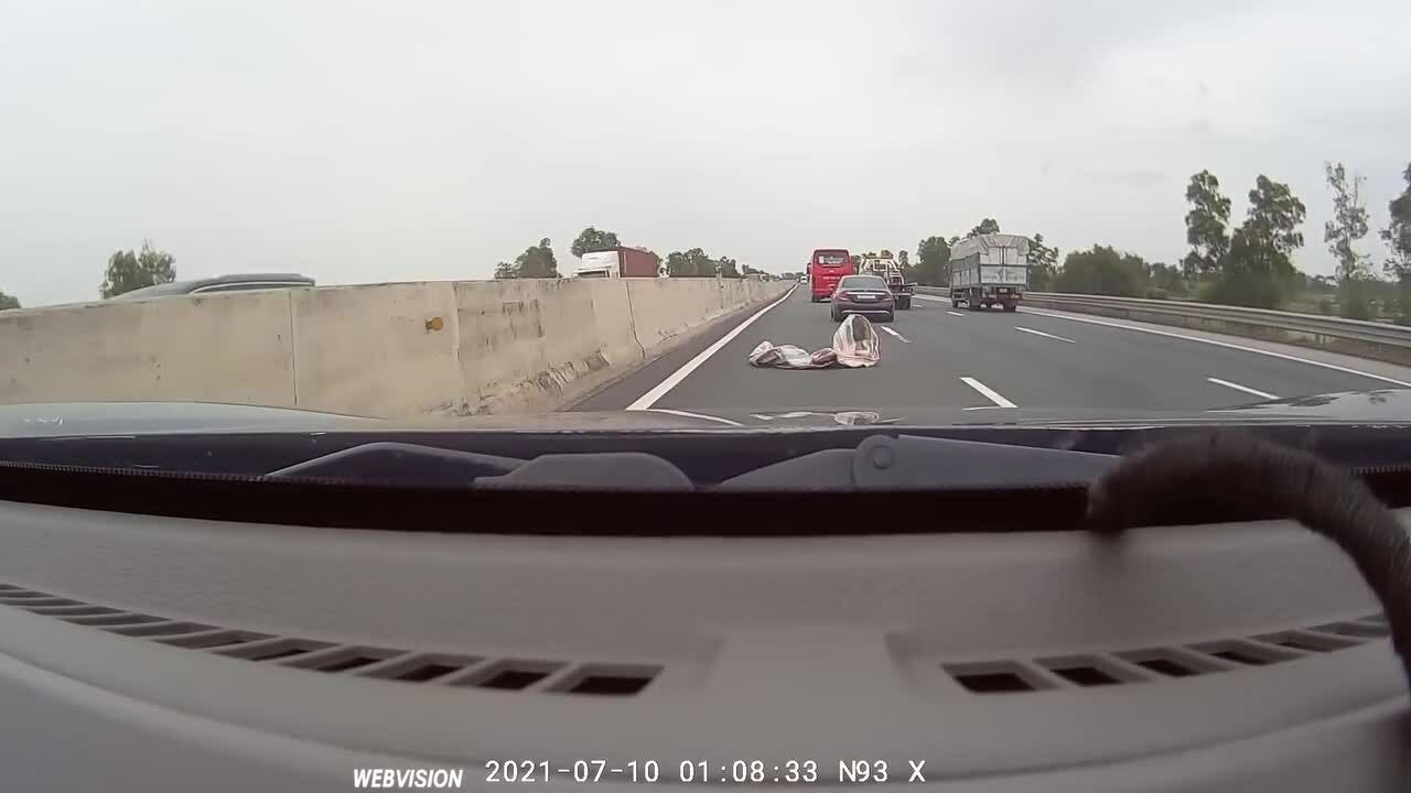 Ôtô mất lái xoay ngược đầu vì cán bạt vải trên cao tốc