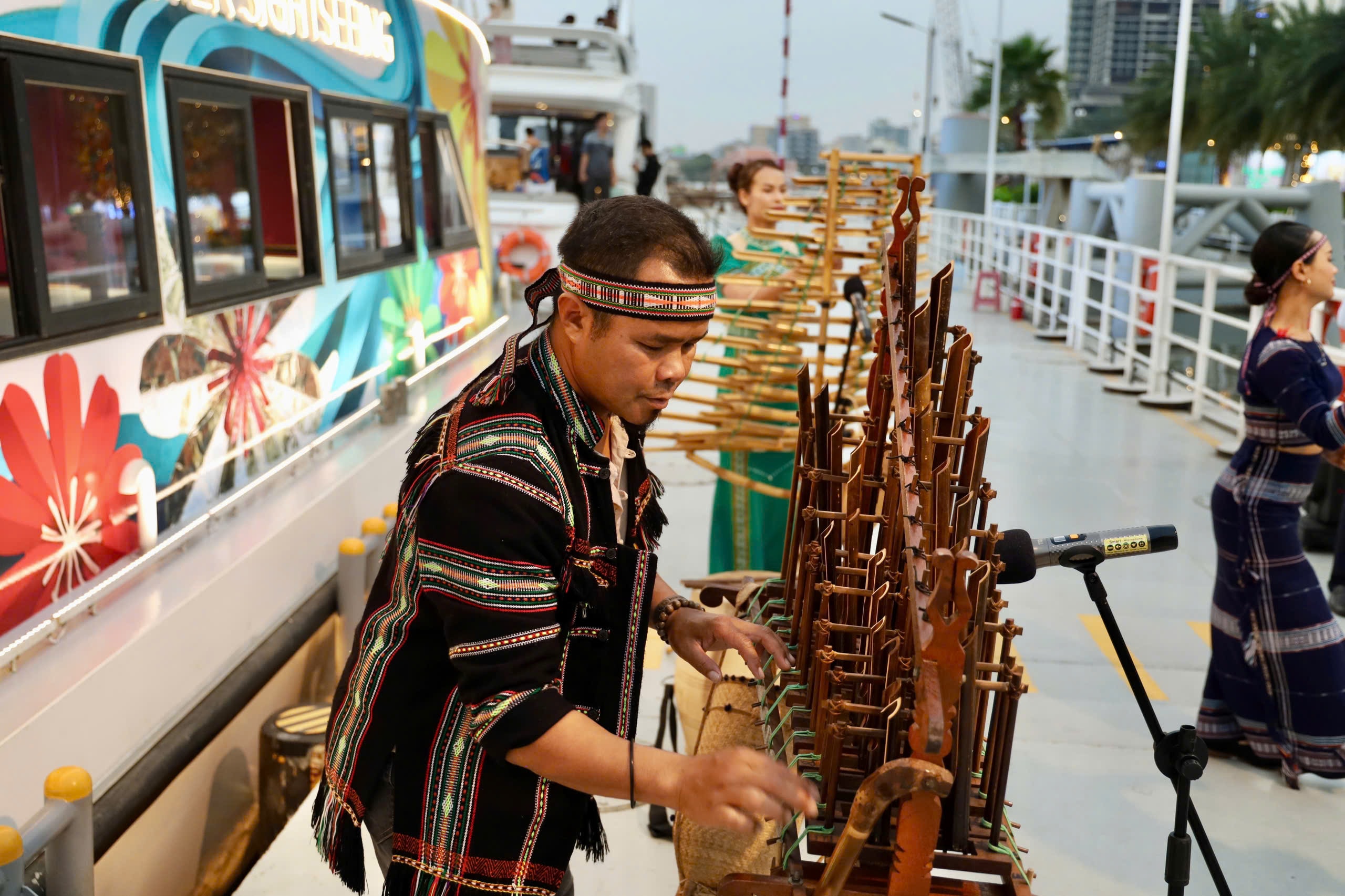 Du khách trải nghiệm cồng chiêng Tây Nguyên trên buýt sông 2 tầng tại TPHCM - Ảnh 5. Du khách trải nghiệm cồng chiêng Tây Nguyên trên buýt sông 2 tầng tại TPHCM - Ảnh 5.