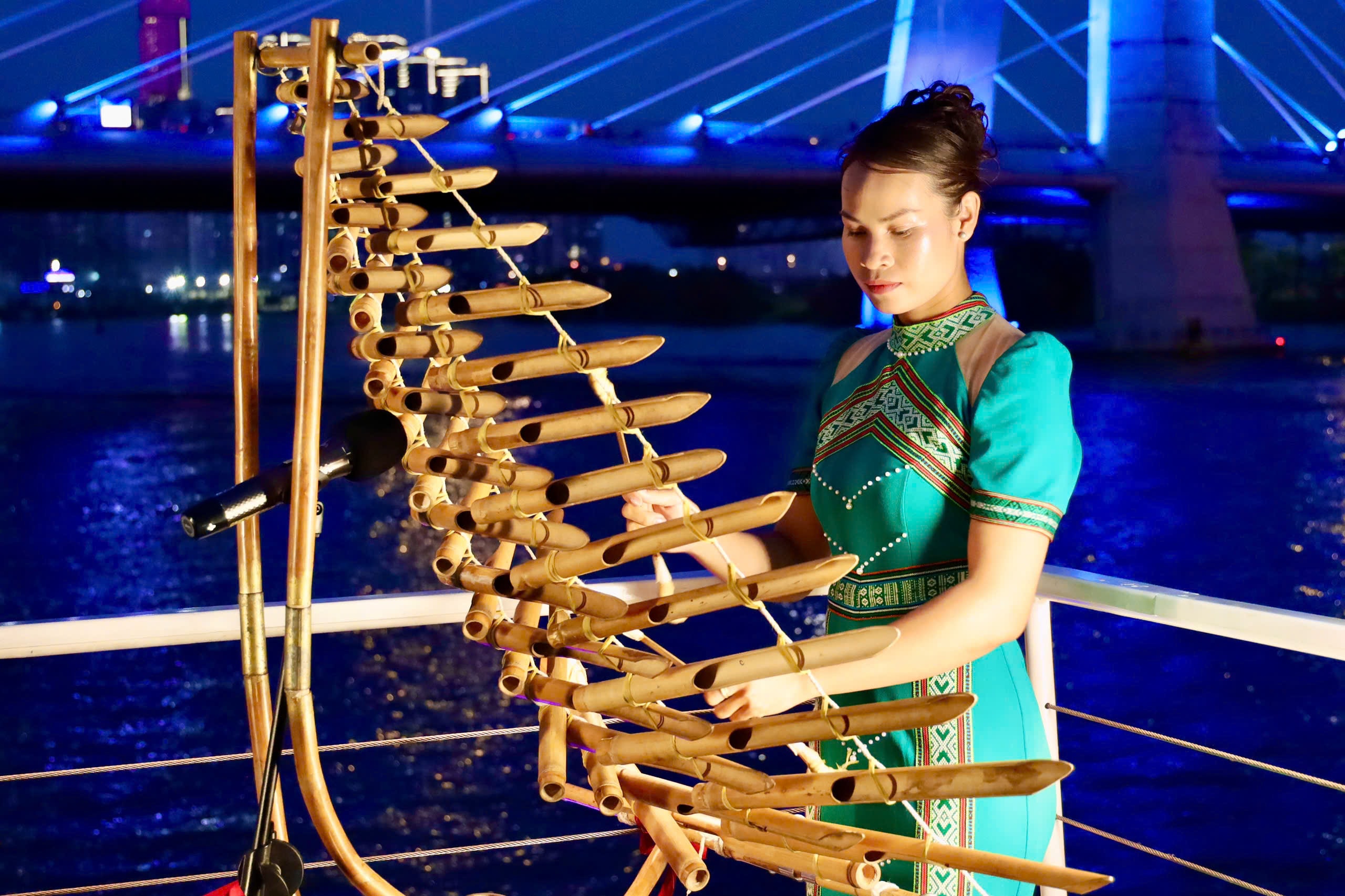 Du khách trải nghiệm cồng chiêng Tây Nguyên trên buýt sông 2 tầng tại TPHCM - Ảnh 4. Du khách trải nghiệm cồng chiêng Tây Nguyên trên buýt sông 2 tầng tại TPHCM - Ảnh 4.