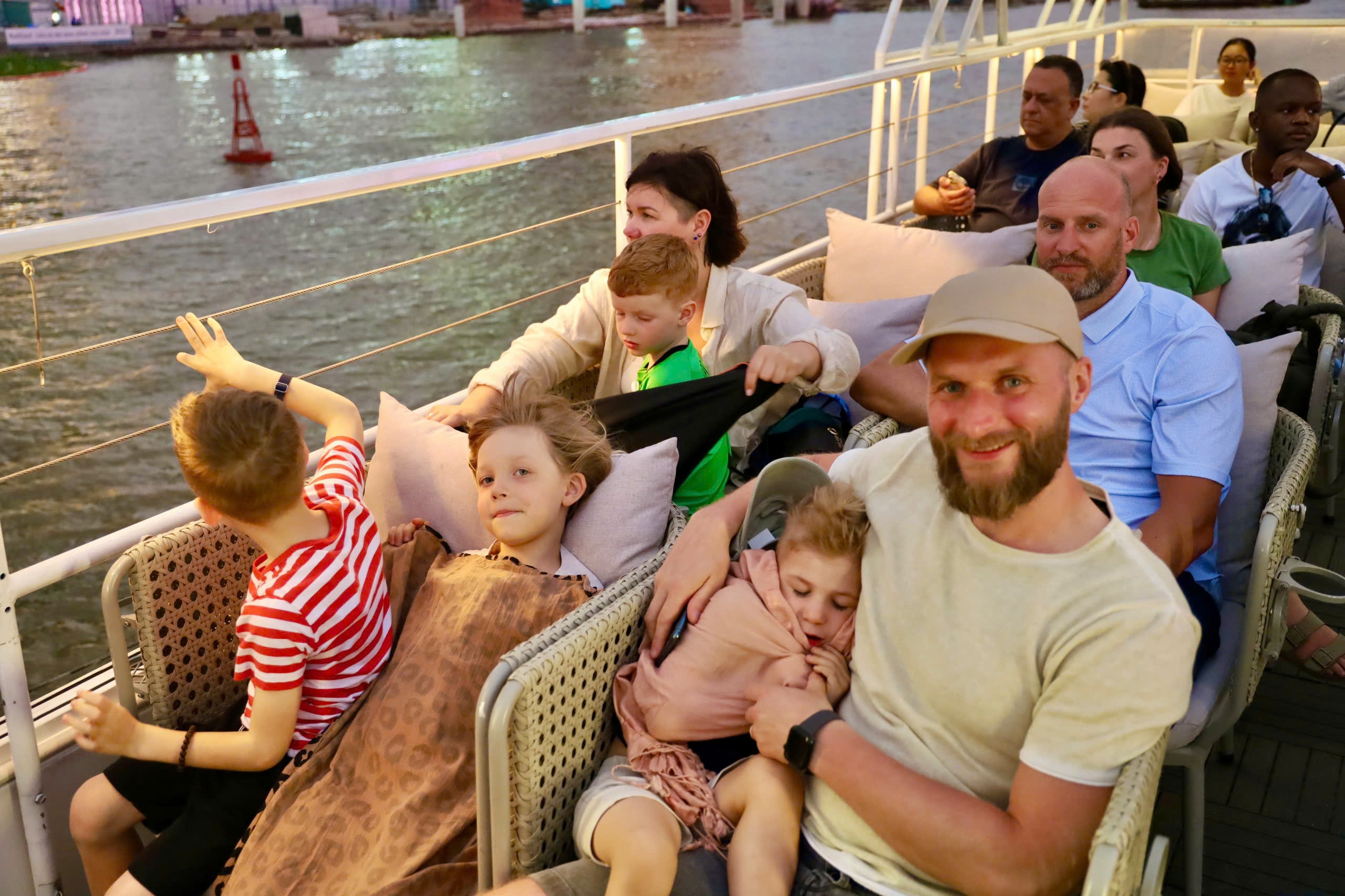 Du khách trải nghiệm cồng chiêng Tây Nguyên trên buýt sông 2 tầng tại TPHCM - Ảnh 6. Du khách trải nghiệm cồng chiêng Tây Nguyên trên buýt sông 2 tầng tại TPHCM - Ảnh 6.