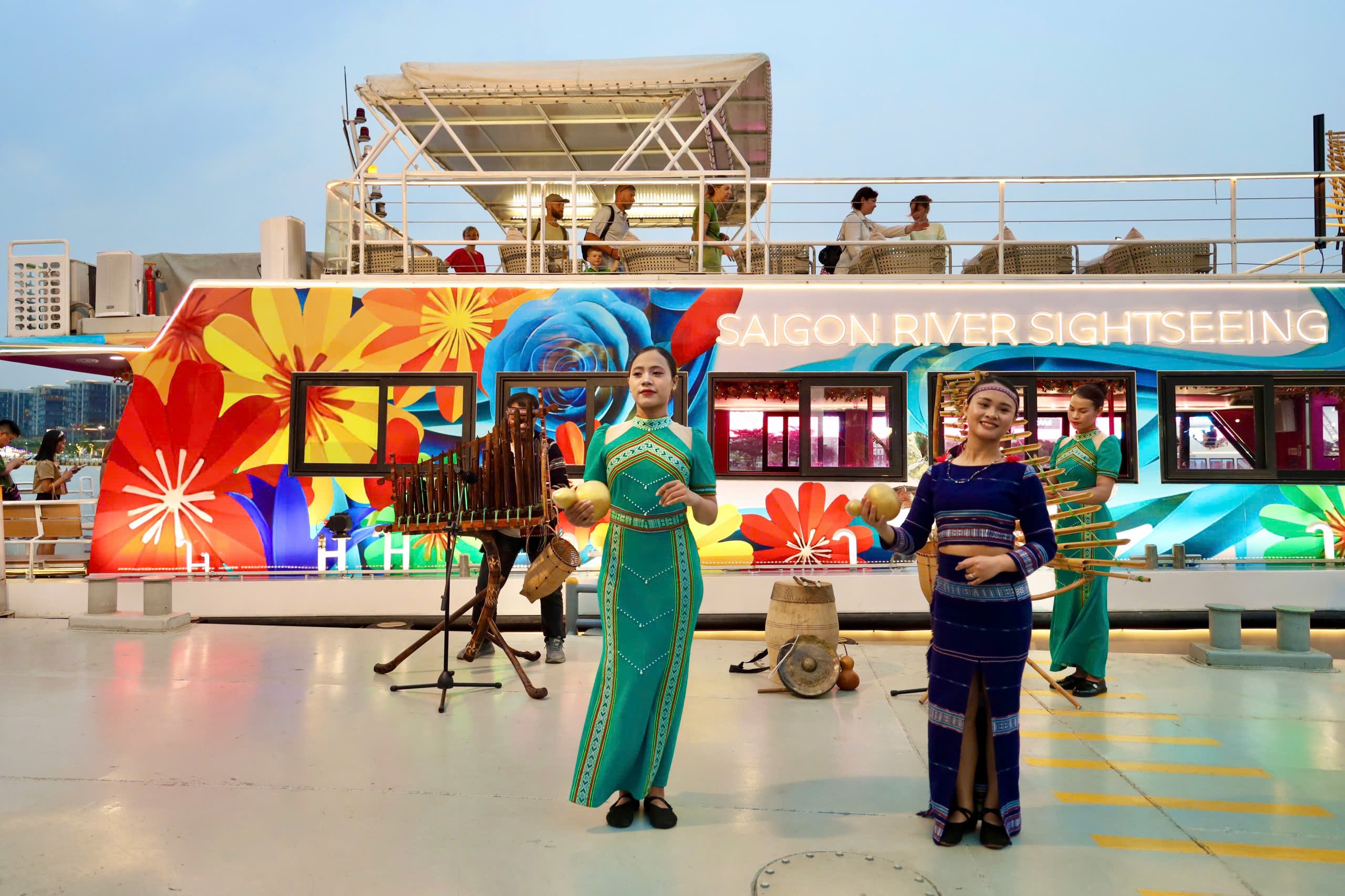 Du khách trải nghiệm cồng chiêng Tây Nguyên trên buýt sông 2 tầng tại TPHCM - Ảnh 3. Du khách trải nghiệm cồng chiêng Tây Nguyên trên buýt sông 2 tầng tại TPHCM - Ảnh 3.