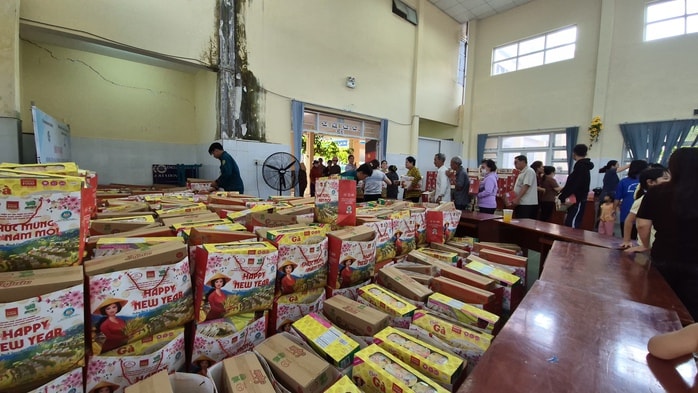 Sở Công Thương TPHCM trao quà Tết cho 800 hộ dân ở xã Cần Giờ - Ảnh 2.
