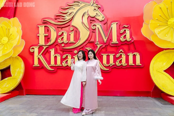 VIDEO: Những điểm "check-in" linh vật ngựa tại trung tâm TPHCM dịp Tết Bính Ngọ - Ảnh 1.