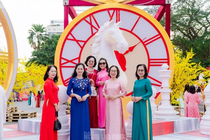 VIDEO: Những điểm "check-in" linh vật ngựa tại trung tâm TPHCM dịp Tết Bính Ngọ - Ảnh 2.