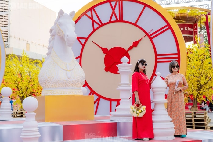 VIDEO: Những điểm "check-in" linh vật ngựa tại trung tâm TPHCM dịp Tết Bính Ngọ - Ảnh 3.