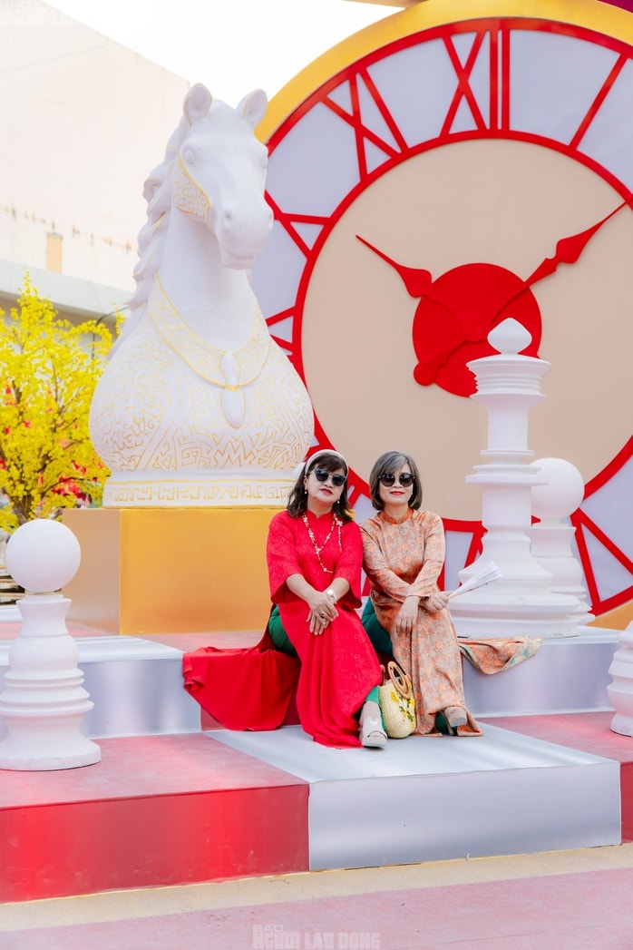 VIDEO: Những điểm "check-in" linh vật ngựa tại trung tâm TPHCM dịp Tết Bính Ngọ - Ảnh 4.