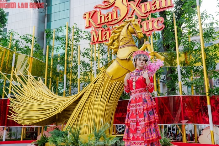 VIDEO: Những điểm "check-in" linh vật ngựa tại trung tâm TPHCM dịp Tết Bính Ngọ - Ảnh 6.