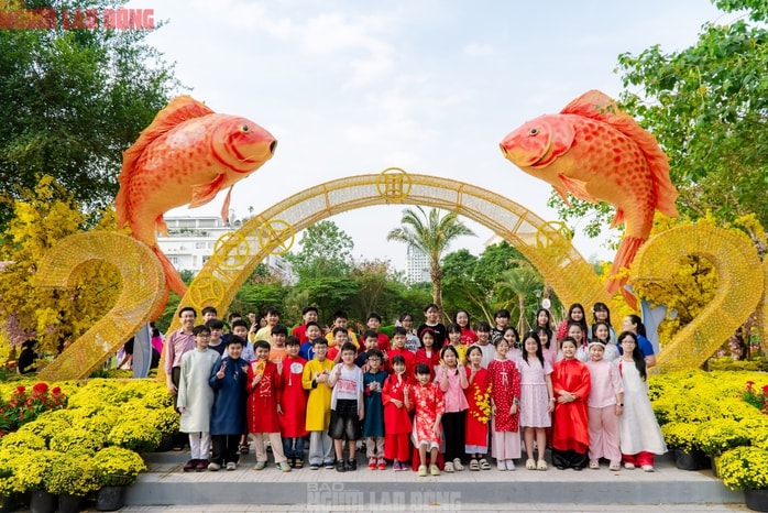 VIDEO: Những điểm "check-in" linh vật ngựa tại trung tâm TPHCM dịp Tết Bính Ngọ - Ảnh 12.