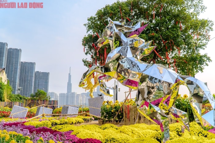 VIDEO: Những điểm "check-in" linh vật ngựa tại trung tâm TPHCM dịp Tết Bính Ngọ - Ảnh 13.