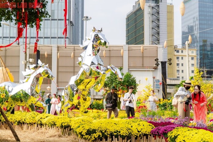 VIDEO: Những điểm "check-in" linh vật ngựa tại trung tâm TPHCM dịp Tết Bính Ngọ - Ảnh 15.