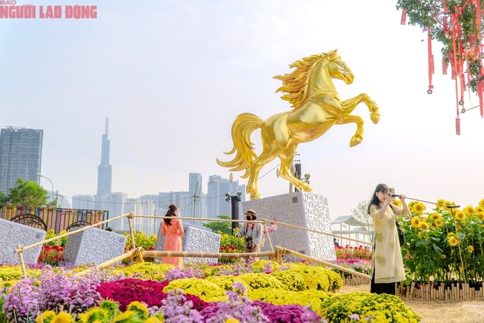 VIDEO: Những điểm "check-in" linh vật ngựa tại trung tâm TPHCM dịp Tết Bính Ngọ - Ảnh 16.