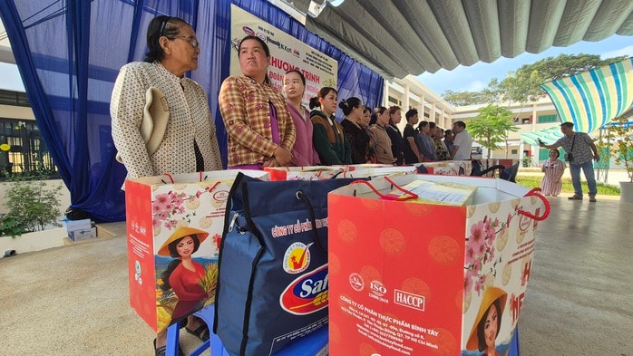 Sở Công Thương TPHCM trao quà Tết cho 800 hộ dân ở xã Cần Giờ - Ảnh 1.