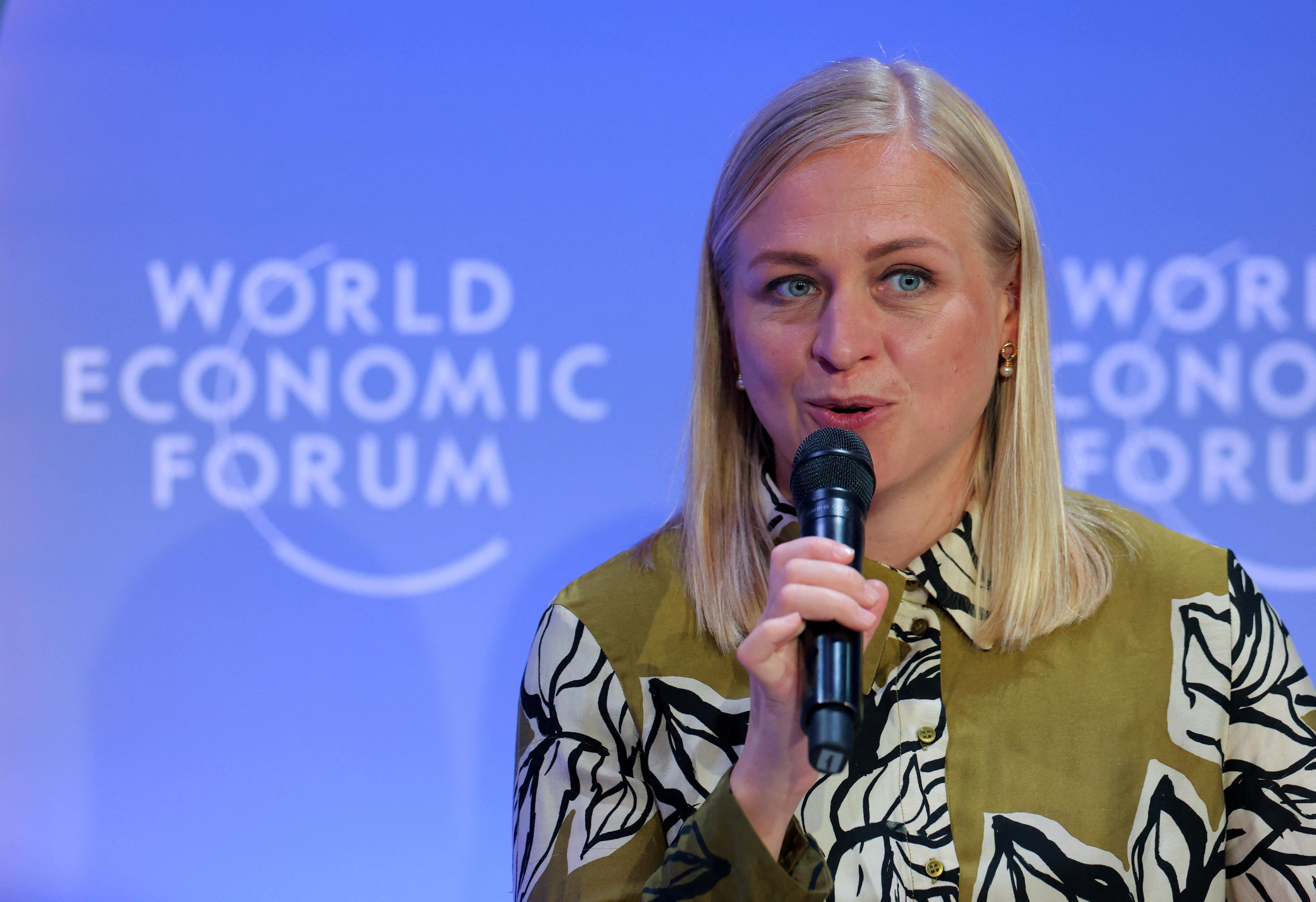 Bộ trưởng Ngoại giao Phần Lan Elina Valtonen phát biểu trong một phiên họp Diễn đàn Kinh tế Thế giới ở Davos, Thụy Sĩ, ngày 20/1/2026. (Ảnh: Reuters/Denis Balibouse)