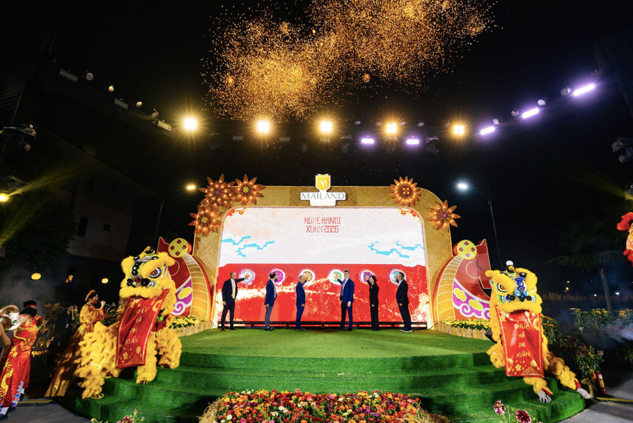 Các đại biểu thực hiện nghi thức khai mạc Home Hanoi Xuan 2026 tại Mailand Hanoi City.