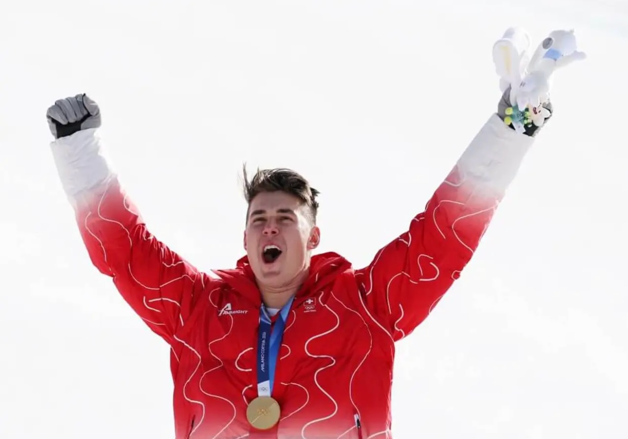 Franjo von Allmen ăn mừng trên bục vinh quang sau màn trình diễn ấn tượng. (Nguồn: NY Times)