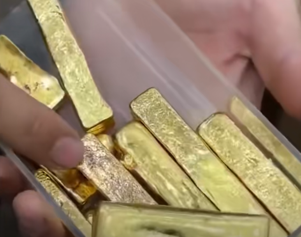 Chủ tiệm gia công ở Trung Quốc dọn rác thu về 1,7kg vàng - 1 Chủ tiệm gia công ở Trung Quốc dọn rác thu về 1,7kg vàng - 1