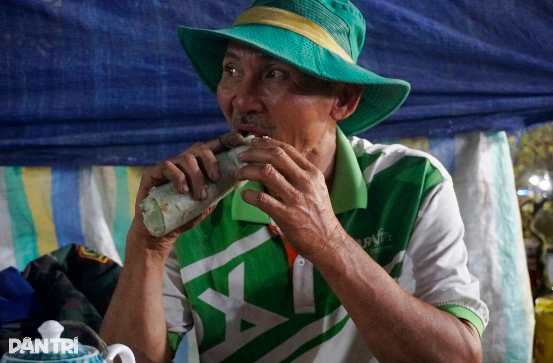 Sau bão lũ, giá mặt bằng tăng, bán 30 chậu mai dáng long chưa đủ tiền thuê - 9