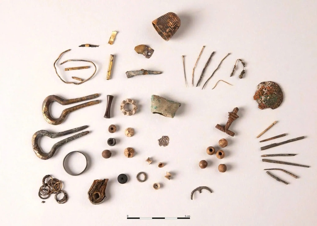 Phát hiện lâu đài 640 tuổi bị chôn vùi ở Pháp khiến giới khảo cổ sửng sốt - 3 Phát hiện lâu đài 640 tuổi bị chôn vùi ở Pháp khiến giới khảo cổ sửng sốt - 3