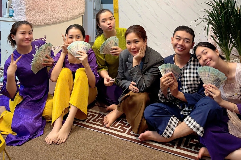 Chủ tiệm thưởng Tết lớn, xóa nợ hơn 17 triệu đồng khiến nhân viên bật khóc - 1