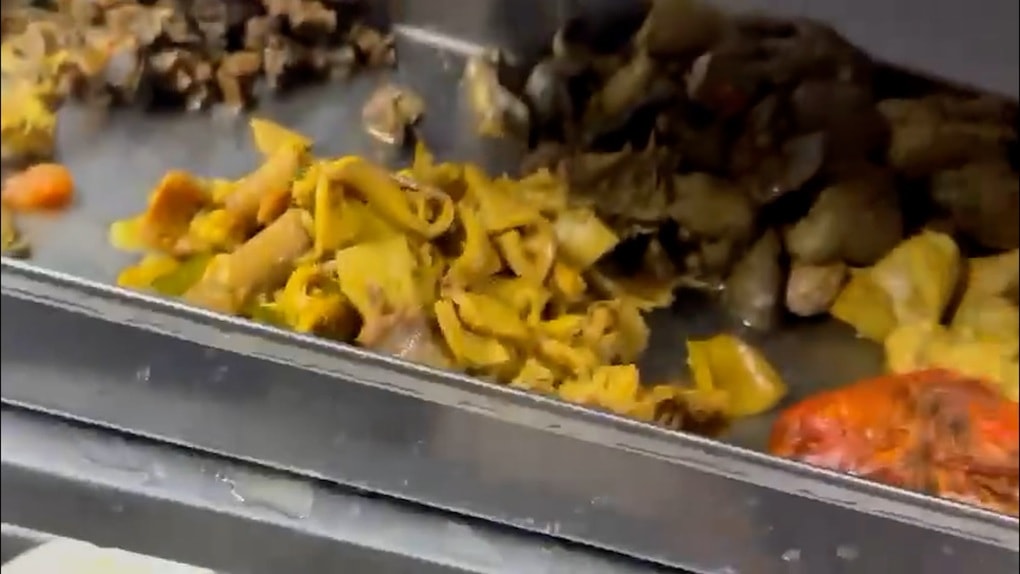 Video rửa thức ăn thừa để nấu lại gây phẫn nộ ở Malaysia - 2