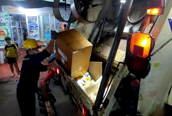 Thu gom rác thải tại Côn Đảo. Ảnh: Gia Chính