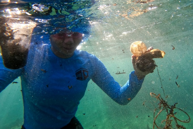 Rác thải dưới biển ở Đà Nẵng được tình nguyện viên vớt đưa lên bờ. Ảnh: Nguyễn Đông